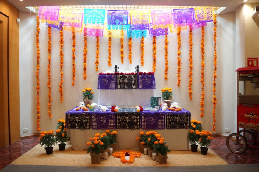 Decorar con ofrendas de Día de Muertos