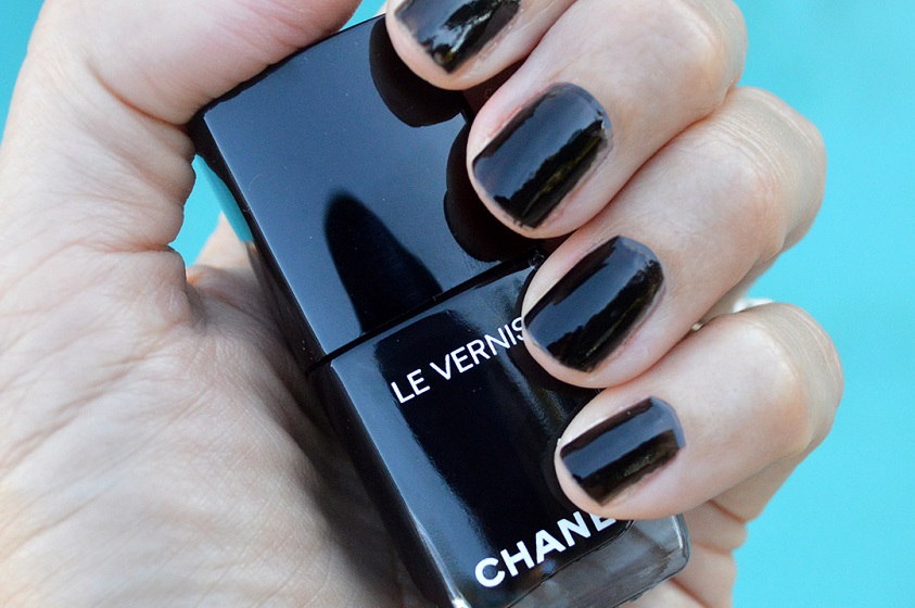 Le vernis Pure Black de Chanel moda en uñas