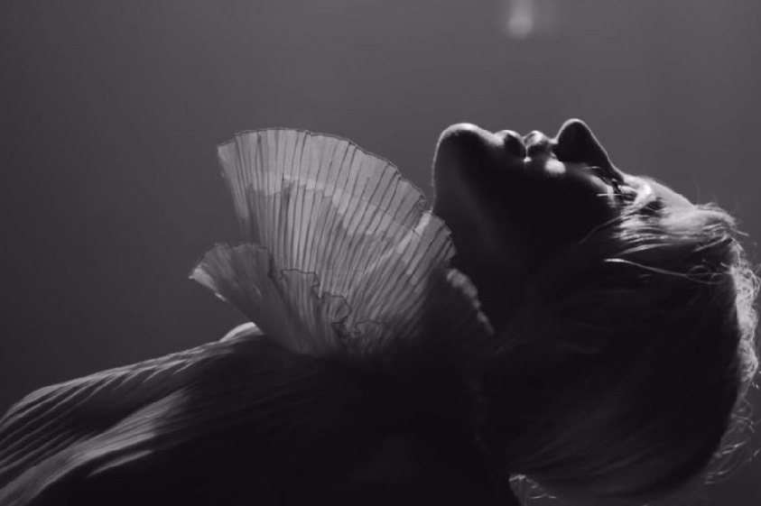 Ellie Goulding con su sencillo «Flux»