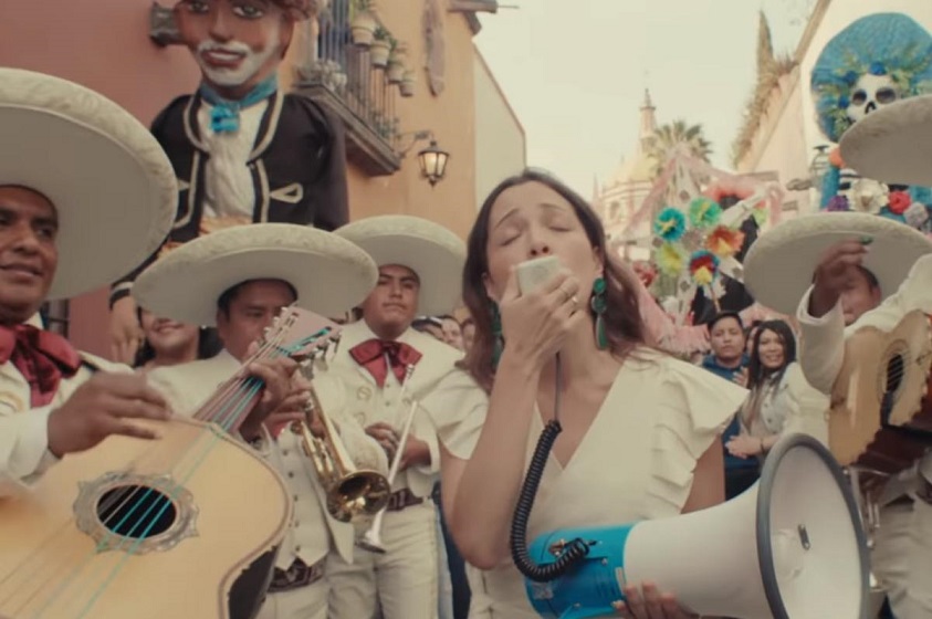 «Mi religión» Lafourcade canta por México