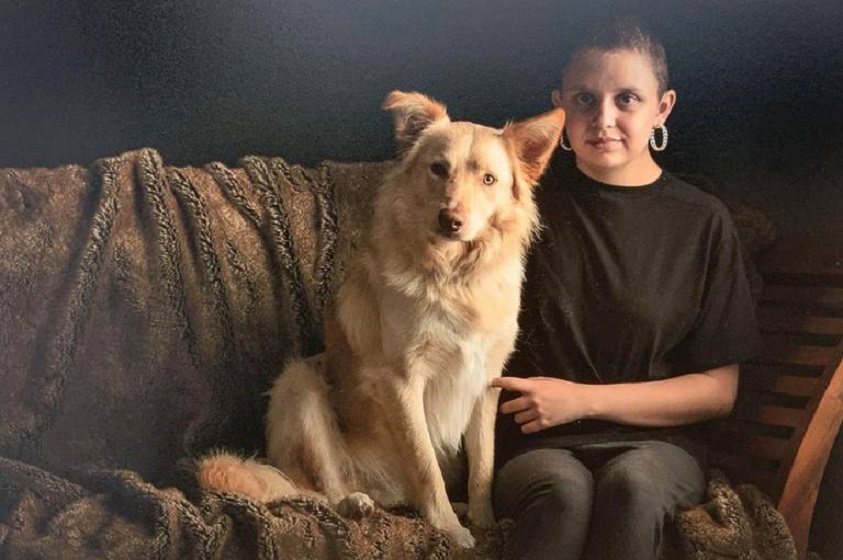 Perro ayuda a su dueña en ataque de pánico