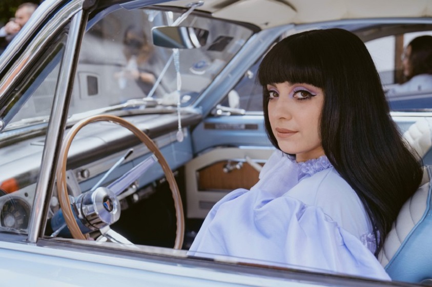 «Algo es mejor» de la cantante chilena Mon Laferte